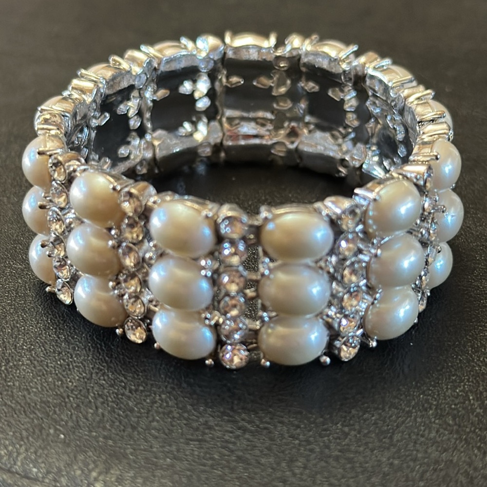 Monet Faux Pearl & Rhinestone Stretch Vintage Bracelet - Picture 2 of 16